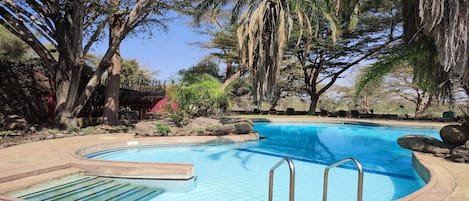 Una piscina al aire libre