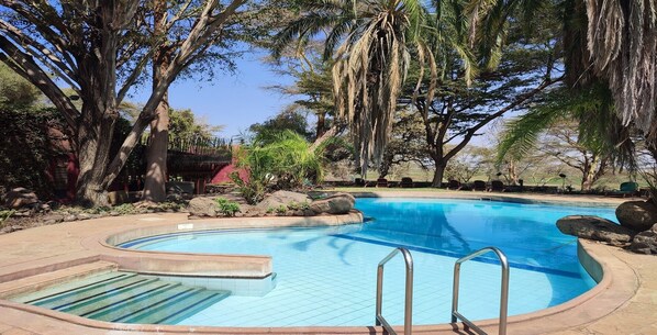 Una piscina al aire libre