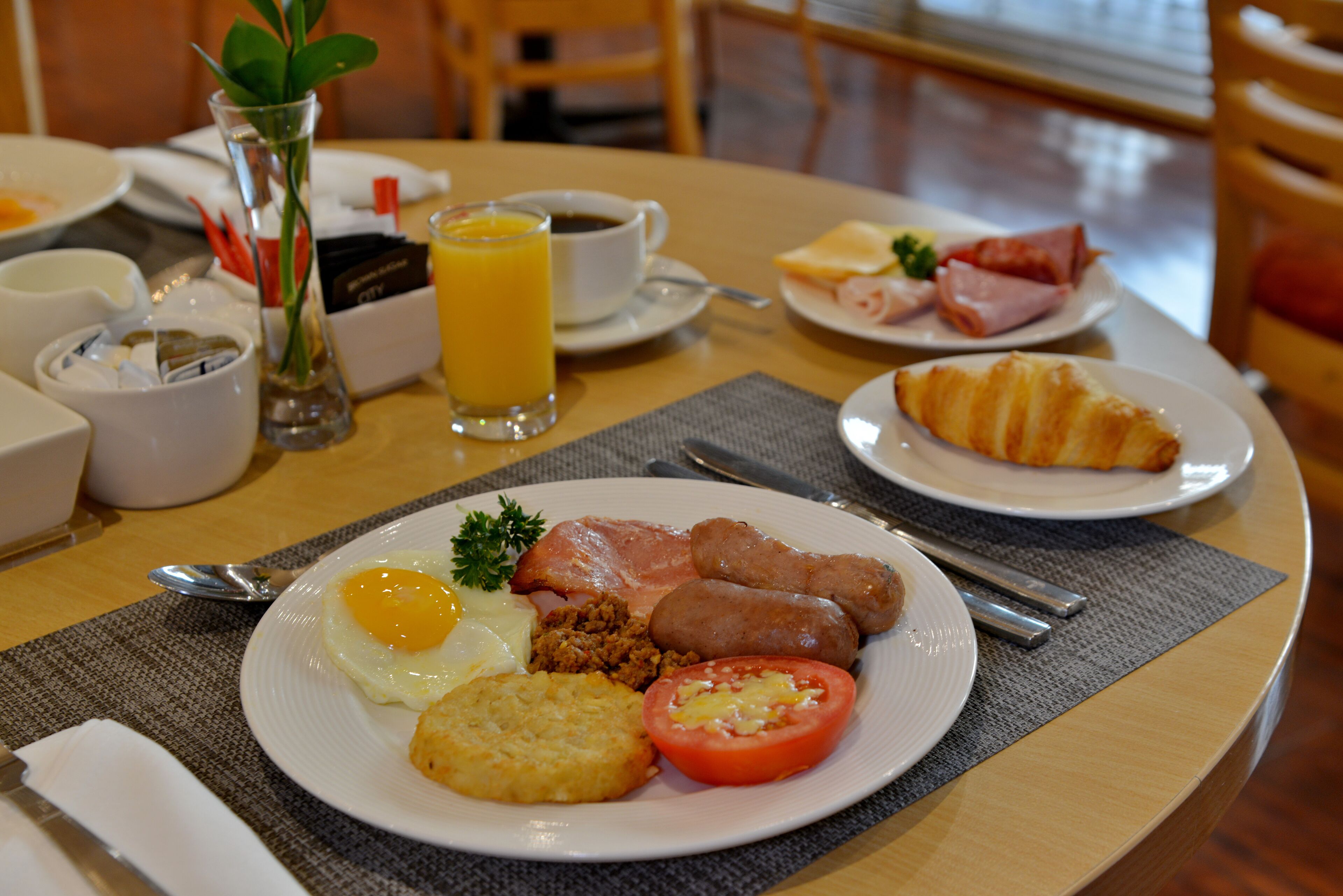 daily buffet breakfast (zar 150 per person)