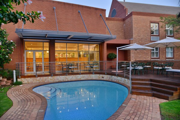 Outdoor pool, pool umbrellas, sun loungers