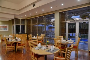 Daily buffet breakfast (ZAR 150 per person)