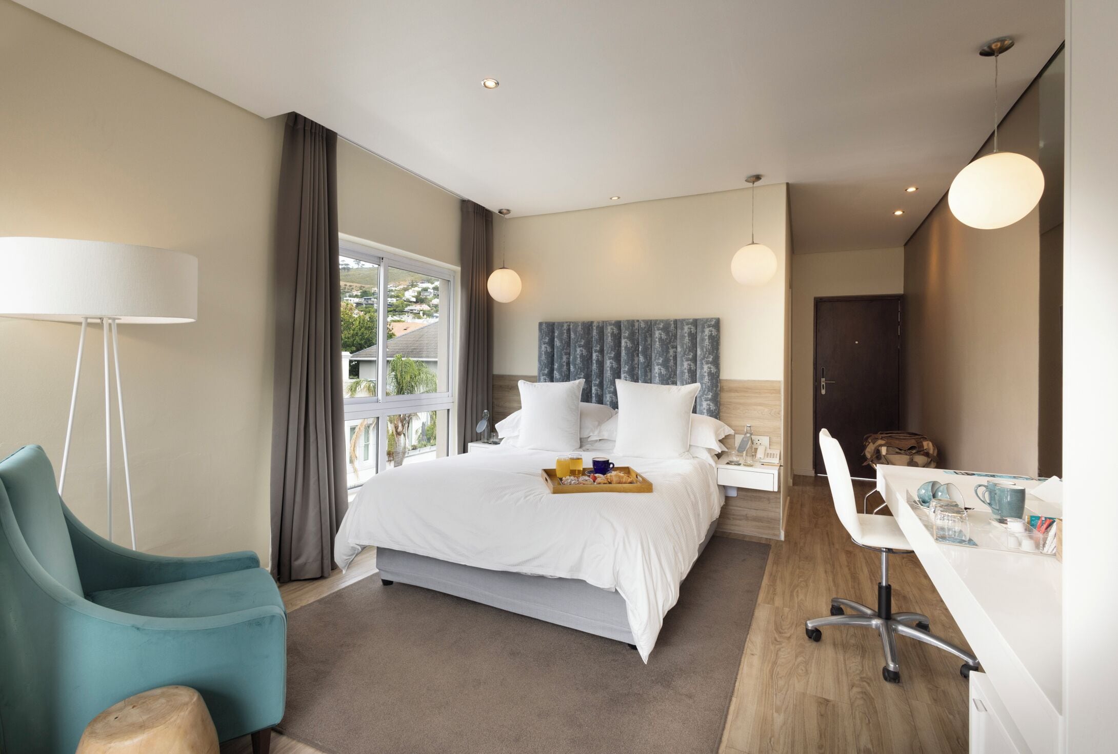 標準雙人或雙床房 | 迷你吧、房內夾萬、書桌、手提電腦工作空間