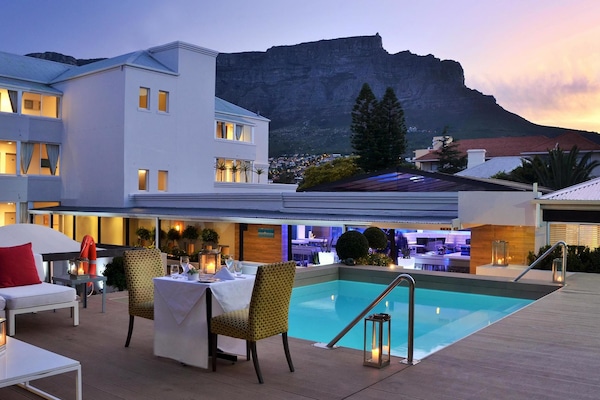 Utomhuspool och solstolar