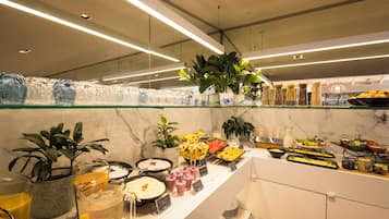 Daily full breakfast (ZAR 322 per person)