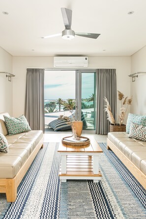 One Bedrooom Apartment - Beach Views | Wohnbereich | 32-Zoll-Smart-TV mit Digitalempfang, Fernseher, Netflix