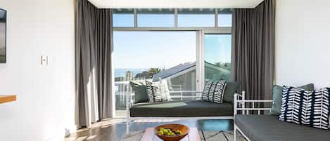 Two Bedroom Apartment - Beach views | Vardagsrum | 32-tums smart-tv med digitalkanaler, tv och Netflix