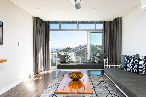 Two Bedroom Apartment - Beach views | Wohnbereich | 32-Zoll-Smart-TV mit Digitalempfang, Fernseher, Netflix