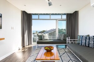 Two Bedroom Apartment - Beach views | Coin séjour | TV connectée de 32 pouces avec chaînes numériques, télévision, Netflix