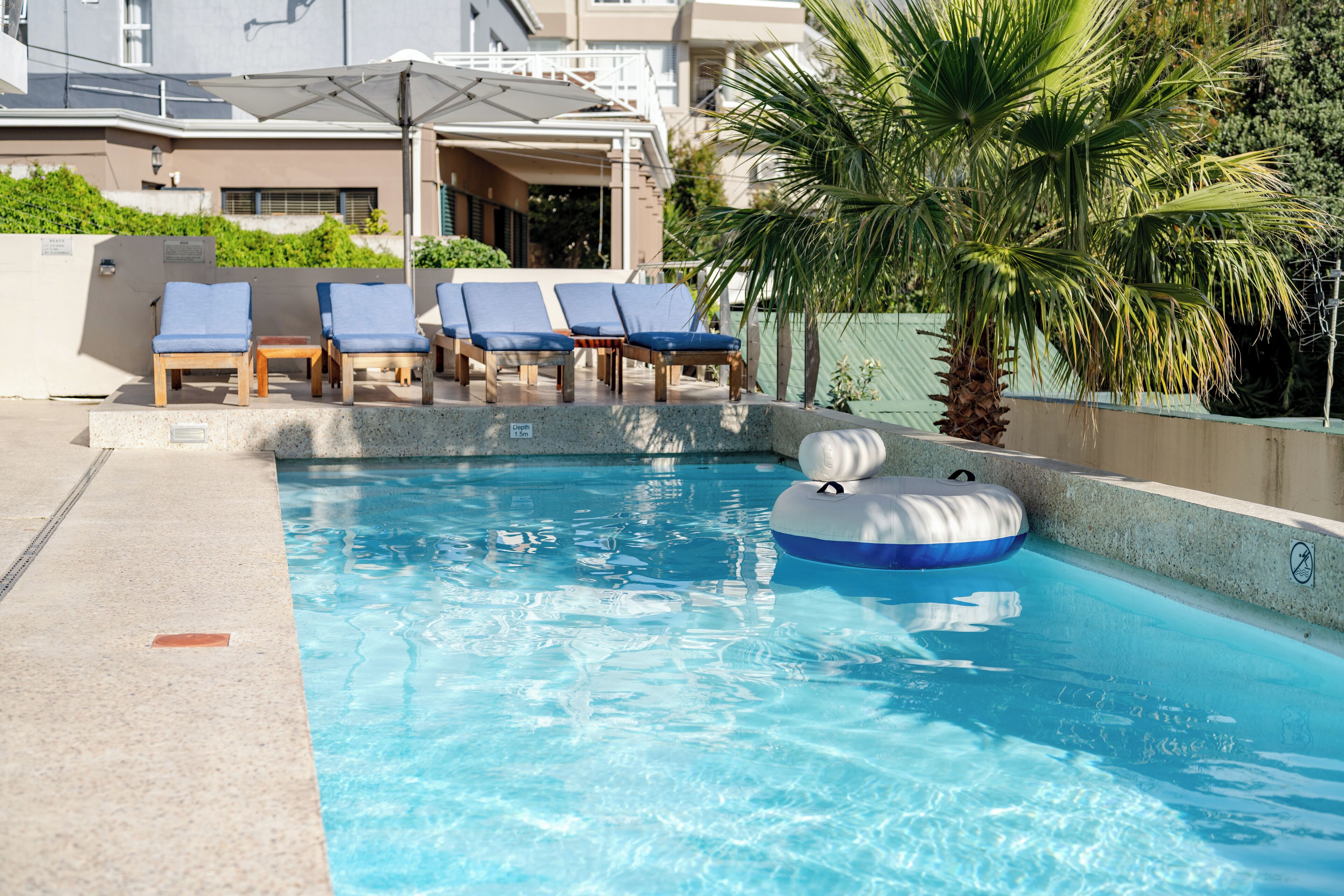 2 utendørsbassenger og solsenger