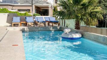 2 utendørsbassenger og solsenger