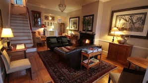 Unclassified image, 4 of 64, button - De Waterkant House (Cape Town)