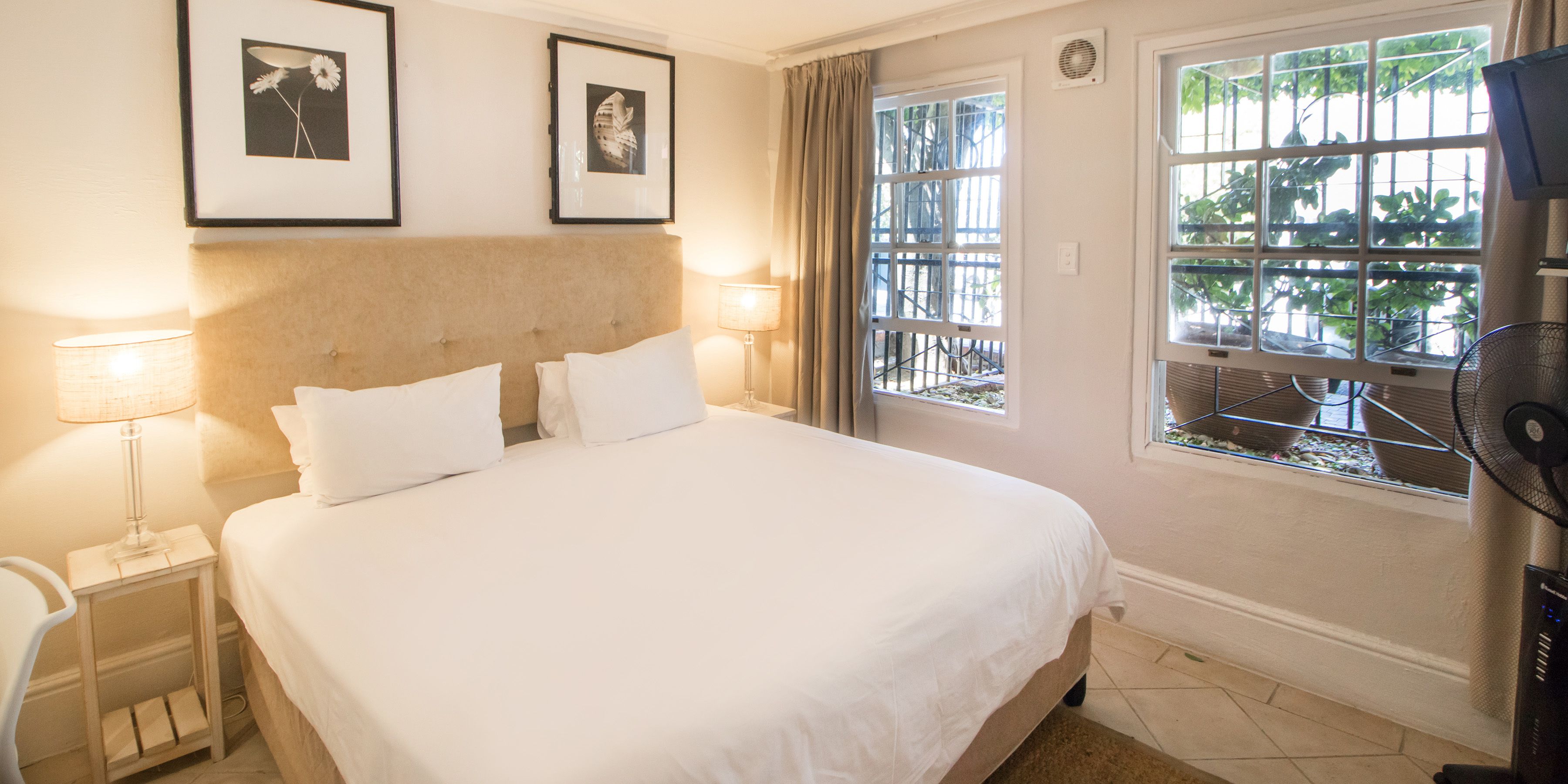 标准房, 1 张特大床 (Elegant) | 高档床上用品、迷你吧、客房内保险箱、特色装修