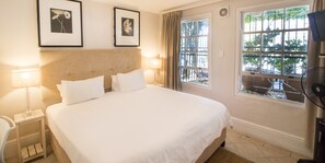 Chambre Standard, 1 très grand lit (Elegant) | Literie de qualité, minibar, coffre-fort, décor unique