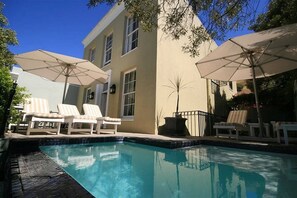Outdoor pool, pool umbrellas - De Waterkant House (Cape Town)