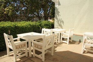 Outdoor dining - De Waterkant House (Cape Town)