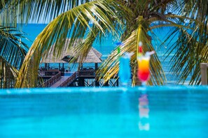 2 piscinas al aire libre, sombrillas, sillones reclinables de piscina
