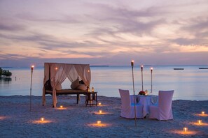On the beach, white sand, free beach cabanas, sun loungers - Sea Cliff Resort & Spa (Mangapwani)