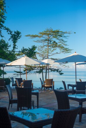 4 restaurants, breakfast served