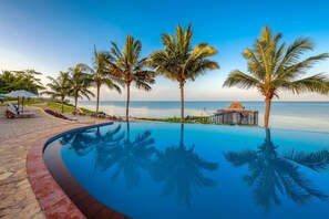 2 piscinas al aire libre, sombrillas, sillones reclinables de piscina