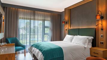 Kamar Standar | Brankas, meja kerja, tirai kedap cahaya, dan seprai linen