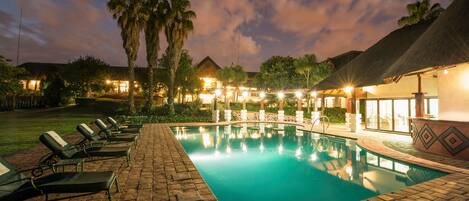 Outdoor pool, pool umbrellas, sun loungers