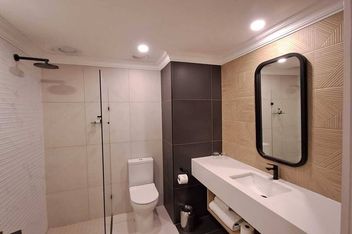 Baignoire et douche séparées, articles de toilette gratuits
