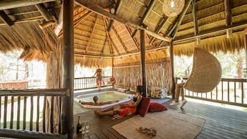 Habitación superior | Tina de hidromasaje interior