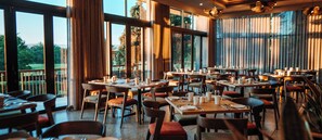 5 restaurants, breakfast, lunch, dinner served; international cuisine