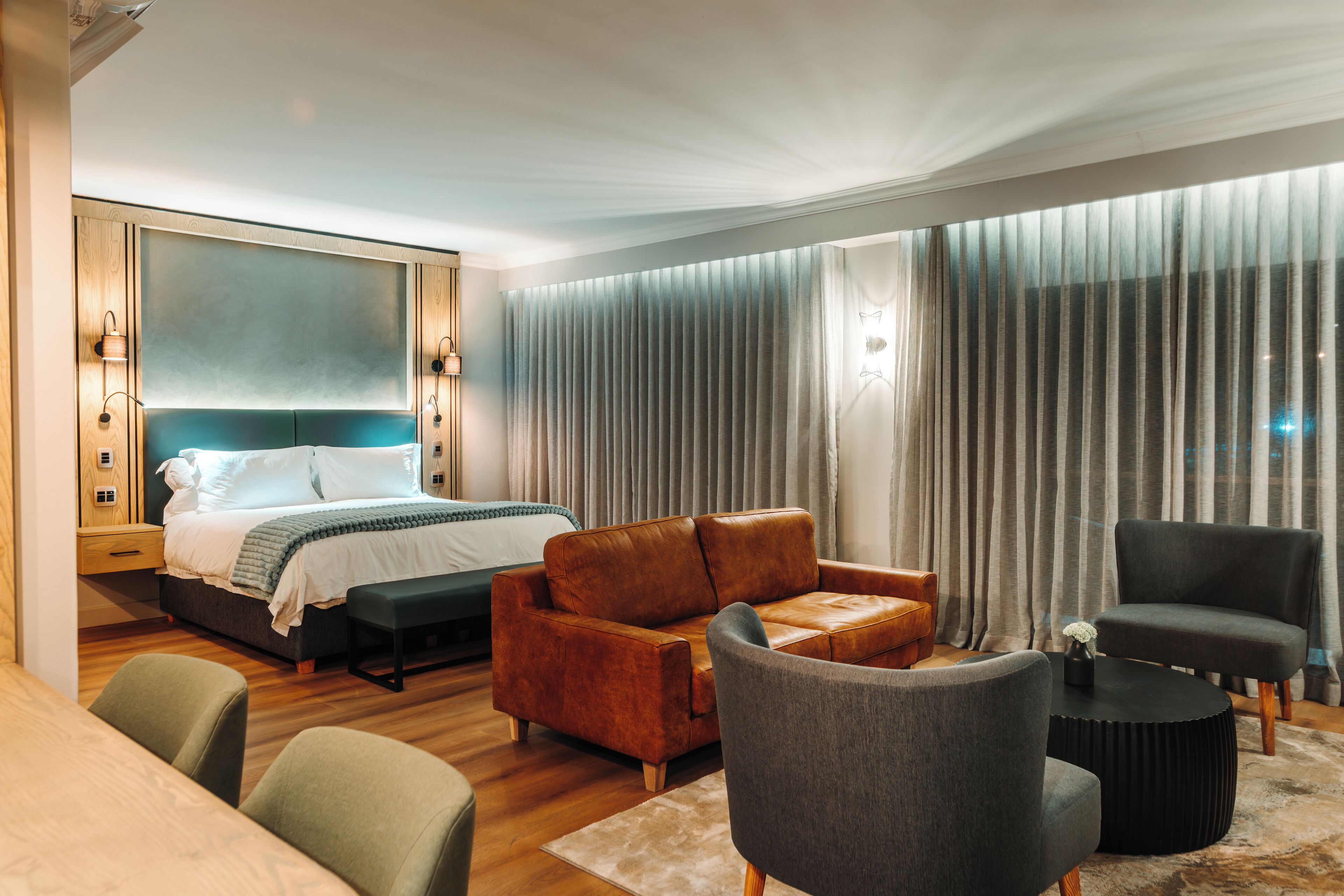 Suites | In-room safe, desk, blackout drapes, bed sheets