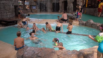 Piscina externa, guarda-sóis, espreguiçadeiras