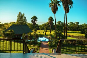 Outdoor pool, pool umbrellas, pool loungers - Emerald Resort & Casino (Vanderbijlpark)