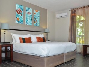 In-room safe, desk, laptop workspace, iron/ironing board - Peermont Metcourt Khoroni, Thohoyandou (Thohoyandou)