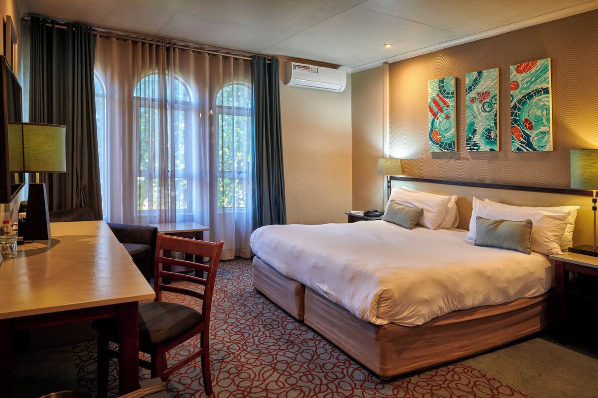 ห้องเอ็กเซกคิวทีฟสวีท | ตู้นิรภัยในห้องพัก, โต๊ะทำงาน, พื้นที่ทำงานแบบใช้แล็ปท็อป