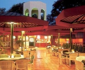 供应早餐、午餐和晚餐