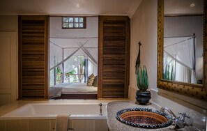 Chambre Double Luxe, 1 très grand lit | Salle de bain