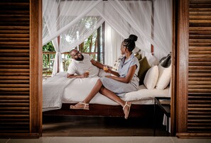 奢华双人房, 1 张特大床 | 高档床上用品、羽绒被、记忆海绵床垫、迷你吧