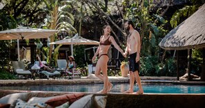 Outdoor pool, pool umbrellas, pool loungers - Chobe Marina Lodge (Kasane)