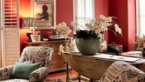 Lobby-lounge