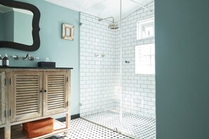 Bluemoon Suite | Baño | Regadera, regadera tipo lluvia, amenidades de baño de diseñador 