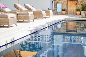 Ein Poolbereich mit Liegestühlen und einem Schild, auf dem steht: "Life is better by the pool."
