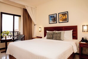 Shower, rainfall showerhead, free toiletries, hair dryer - White Sands Resort & Conference Centre (Dar es Salaam)