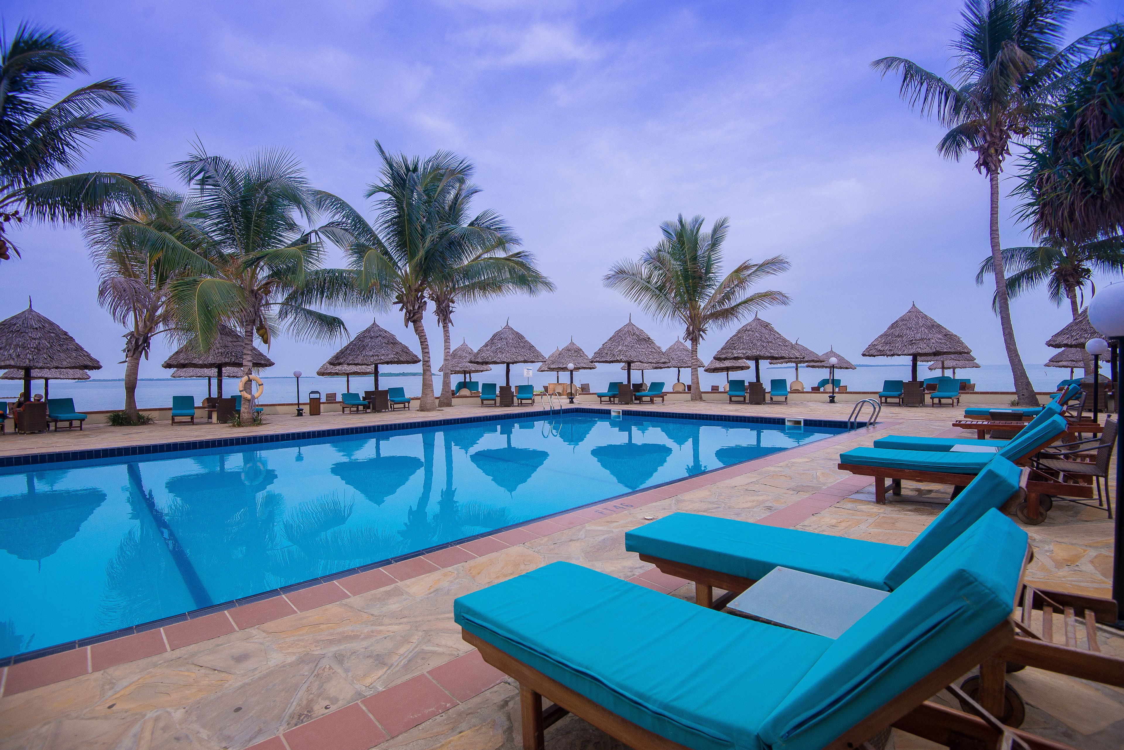 2 piscinas al aire libre, sombrillas, sillones reclinables de piscina