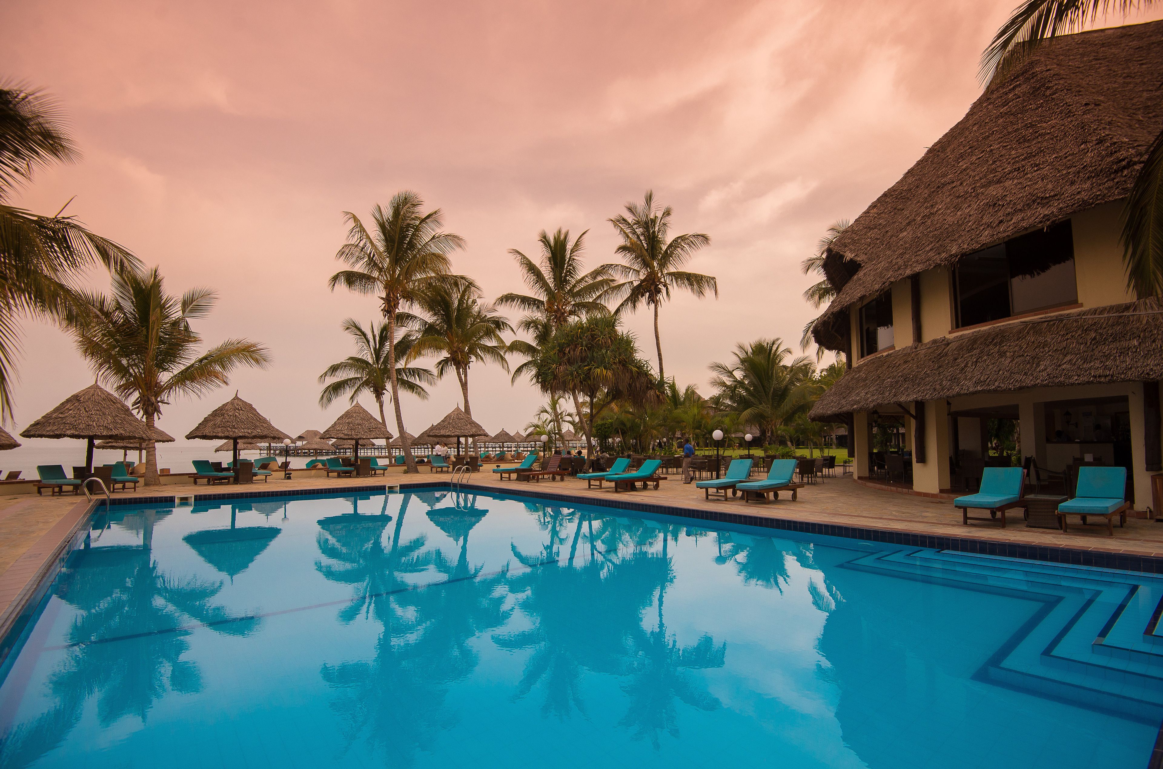 2 piscinas al aire libre, sombrillas, sillones reclinables de piscina