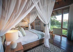 Kamar Double Deluks, 1 Tempat Tidur King, bathtub, pemandangan danau | Selimut bulu angsa, minibar, brankas, dan tirai kedap cahaya