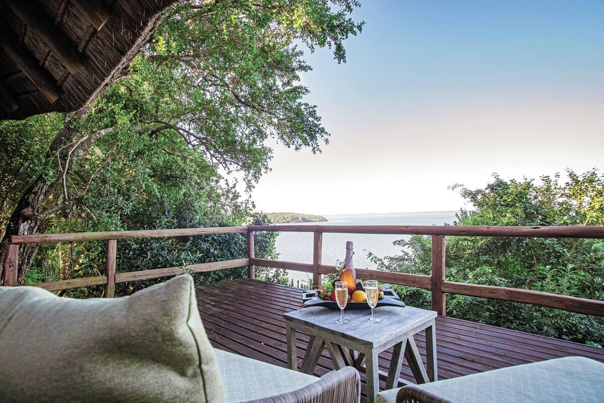 Deluxe-Doppelzimmer, 1 King-Bett, Badewanne, Seeblick | Terrasse/Patio