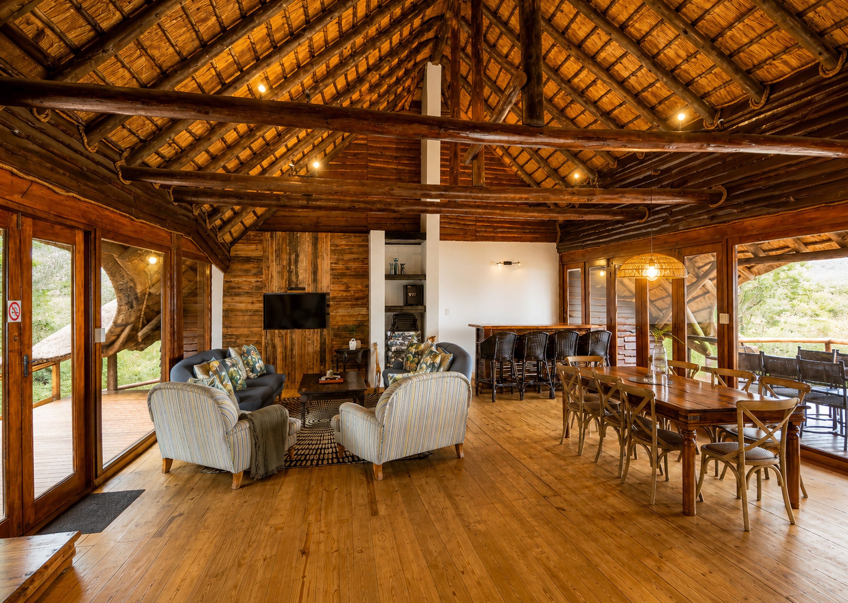 Villa Exclusive, 4 chambres, vue lac | Coin séjour | Livres
