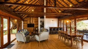 Villa Exclusive, 4 chambres, vue lac | Coin séjour | Livres