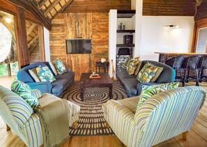 Donsdekens, een minibar, een kluis op de kamer, een bureau