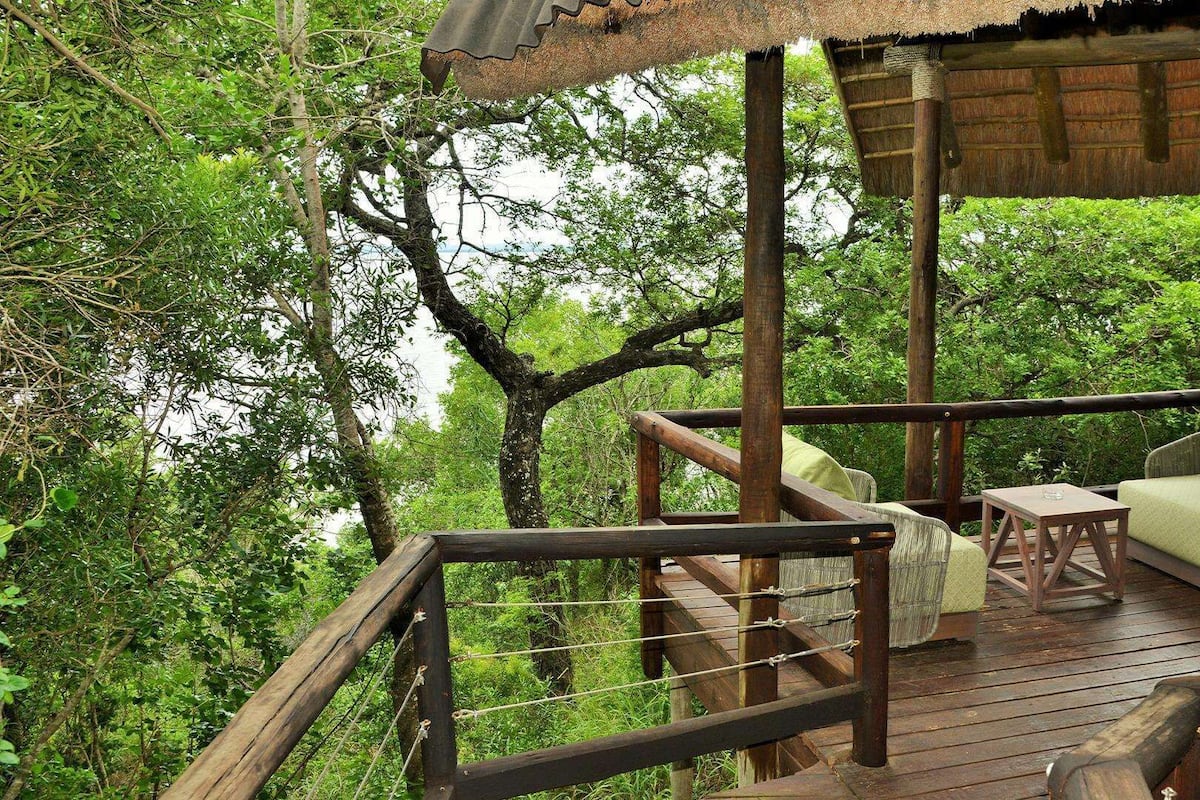 Quarto casal | Edredons de pluma, frigobar, cofres nos quartos, escrivaninha