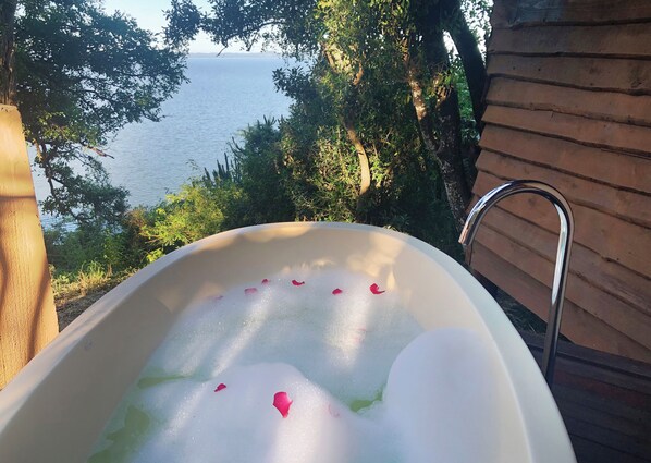 Deluxe Double Room, 1 King Bed, Bathtub, Lake View | Deep soaking bathtub